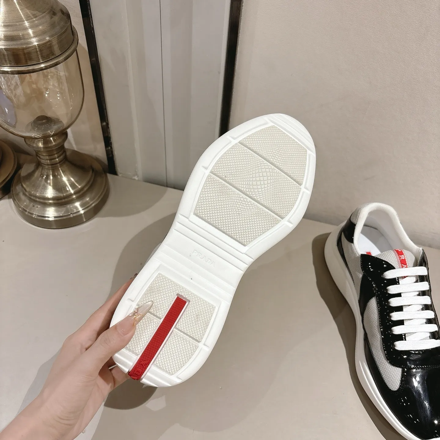 Factory direct sales p520🐘🐘Women's shoes, women's clothing (top version) Prada casual sports shoes, fashionable thick-soled casual loafers, unique taste, loved by everyone and easy to control, popular every year. There is also a versatile classic shoe last, enough to conquer you, wear it, increase the height and leisure, simple and handsome on the feet. The fabric is imported patent leather, the inner foot pad is breathable mesh, soft and delicate, the foot feels comfortable, ip Foam mold anti-slip lightweight outsole